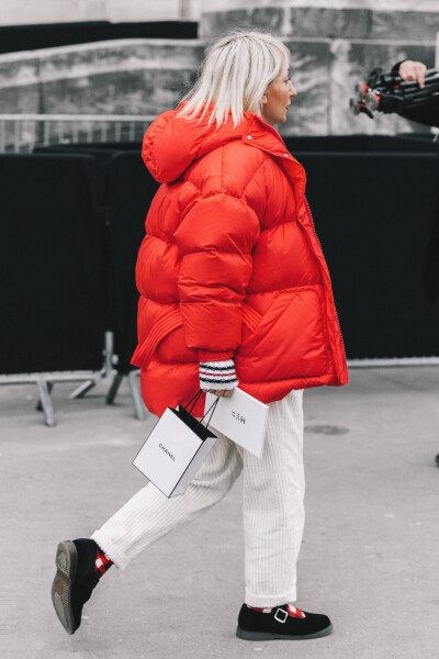 「欧美街拍」抓住冬天的尾巴，下雪天穿上羽绒服再出去浪几圈！