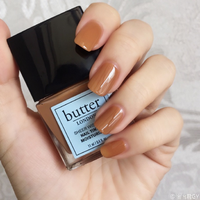 BUTTER LONDON NAIL TINTED MOISTURIZER有色保湿指甲护理油 色号:TAN。太妃糖的颜色，柔和而温暖。