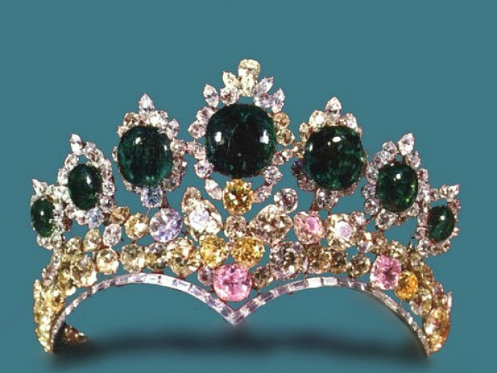 【伊朗 绿宝石王冠】1958年纽约珠宝商哈利·温斯顿，为设计为礼萨·巴列维与法拉赫皇后婚礼设计，南美祖母绿、粉钻、黄钻、及铂金。这是法拉赫皇后最喜欢的王冠，经常在很多场合佩戴