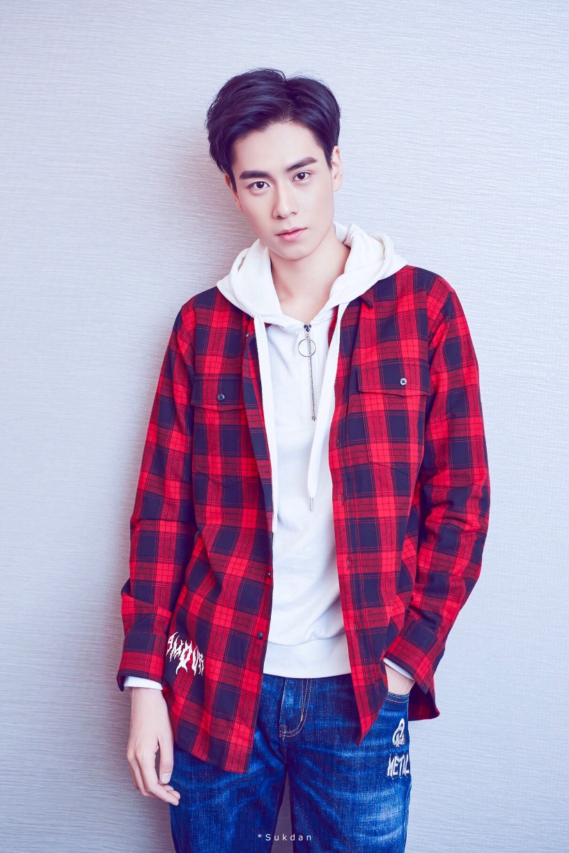 胡一天 壁纸(cr:Sukdan)