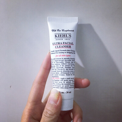 Kiehl's 科颜氏高保湿洁面啫喱 夏天是油皮，现在用这款的感觉还是很不错的。不像我以往选择洗面奶会比较倾向清爽甚至有点儿干燥的感觉。这款是啫喱的质地，泡泡很少，洗完之后非常舒服，感觉很干净，但皮肤还是润润…