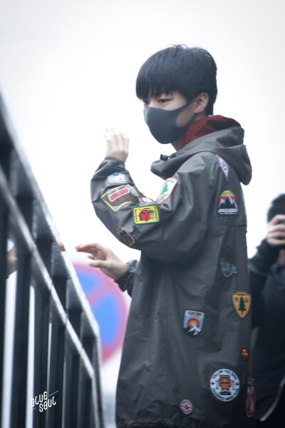 王俊凯 20171214《快乐大本营》录制上班4P