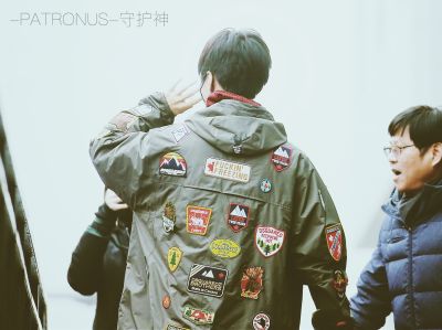 王俊凯 20171214《快乐大本营》录制上班 6P cr：logo