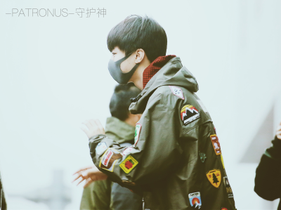 王俊凯 20171214《快乐大本营》录制上班 6P cr：logo