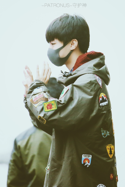 王俊凯 20171214《快乐大本营》录制上班 6P cr：logo