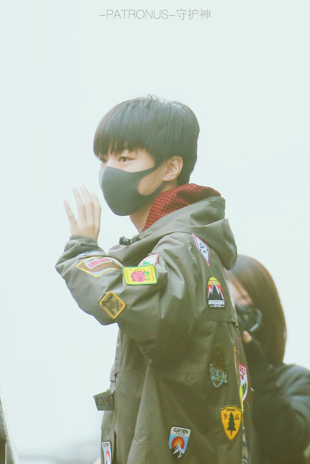 王俊凯 20171214《快乐大本营》录制上班 6P cr：logo