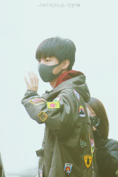 王俊凯 20171214《快乐大本营》录制上班 6P cr：logo