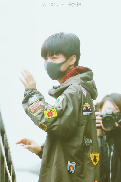 王俊凯 20171214《快乐大本营》录制上班 6P cr：logo