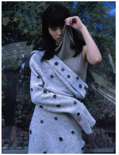 「……女模」———
小松菜奈/こまつ なな
星座:水瓶座
身高:167.5cm
出生日期:1996年2月16日
职业:演员、模特
