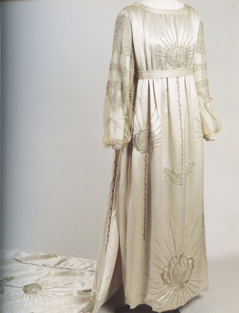 让娜·朗雯为自己女儿出嫁设计的结婚礼服 