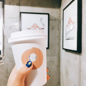 #东京#INN。一家很有设计感的很mini的咖啡店。藏在一片住宅区里，位置不是很好找。没过一段时间会推出新品，也会找各种插画师合作杯子的包装。東京都渋谷区神山町３−３　T'S GREEN 101