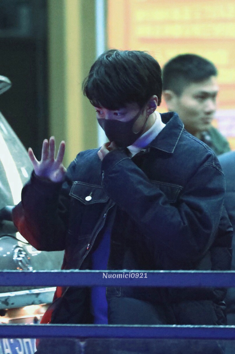 王俊凯 20171214《快乐大本营》录制下班 cr：logo