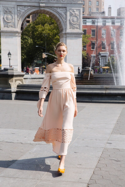 Lela Rose（莱拉·罗斯）于纽约时装周发布2018春夏系列