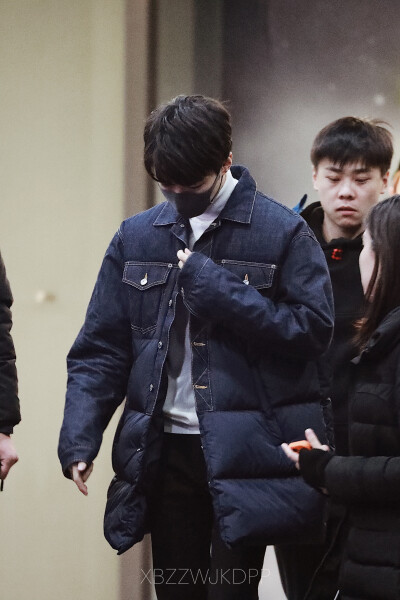 王俊凯 20171214《快乐大本营》录制下班 cr：logo