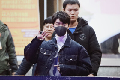 王俊凯 20171214《快乐大本营》录制下班 cr：logo