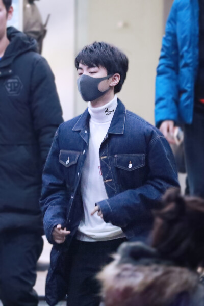 王俊凯 20171214《快乐大本营》录制下班 cr：logo