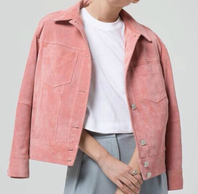 粉色牛仔外套。简洁时尚