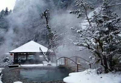 四川海螺沟，一边赏雪，一边泡温泉。想想都美，我就想问什么时候再下雪？ ​​​ ​​​​