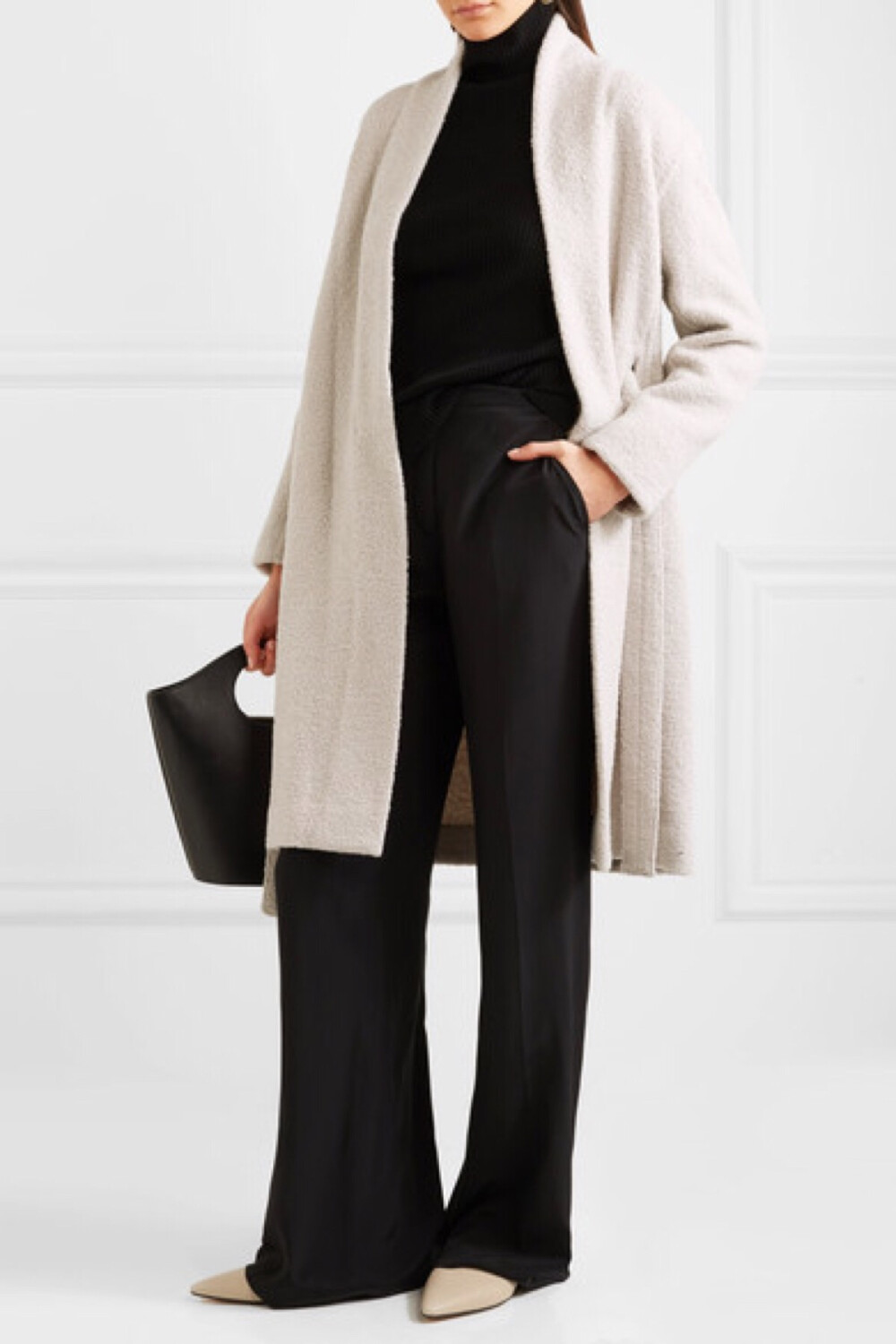 当天气渐凉却还不需要厚重外套时，一件奢华舒适的外套便成了理想之选。Vince 这款单品选用柔软的羊毛混纺大毛圈布制成，呈现品牌特有的 “Chalet” 淡雾灰色调。剪裁宽松的衣身长度及膝，并配有可卸式腰带收束腰肢。