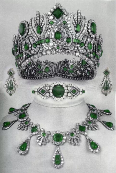约瑟芬和拿破仑成婚多年无所出，国王不得不忍痛挥别爱人迎娶了年轻的奥地利公主玛丽·露易丝为妻。他送给年轻的新娘一套祖母绿钻石珠宝套装作为新婚礼物，套装中的王冠由79颗硕大的祖母绿宝石和1000颗钻石镶嵌组成，…
