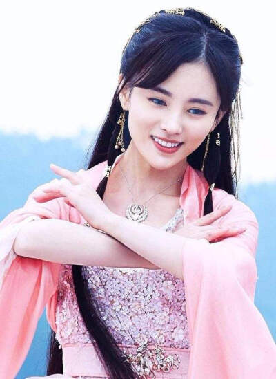 雪飞霜，由鞠婧祎饰演，出自电视剧《九州天空城》