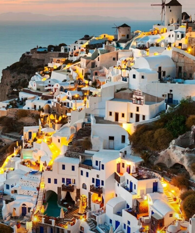 希腊爱琴海畔的圣托里尼，美轮美奂，举世闻名，是度假休闲的绝佳之选