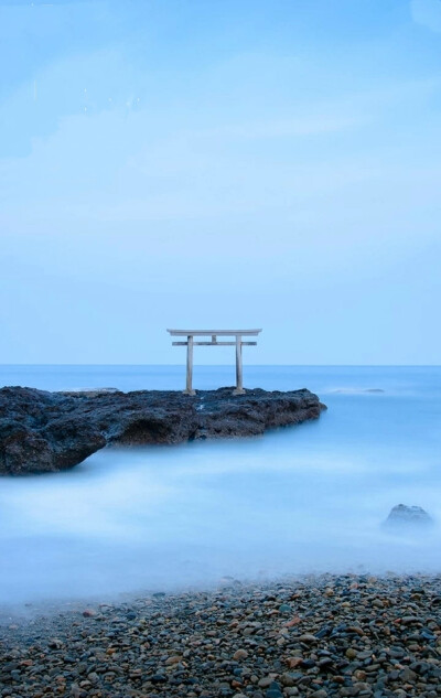 鸟居是类似牌坊的日本神社附属建筑，代表神域的入口