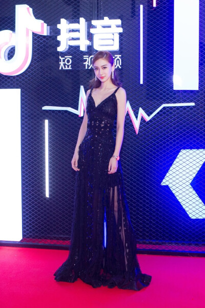 Angelababy 亮相我是头条年度盛典，荣获 “年度人气演员”“最具商业价值明星”荣誉