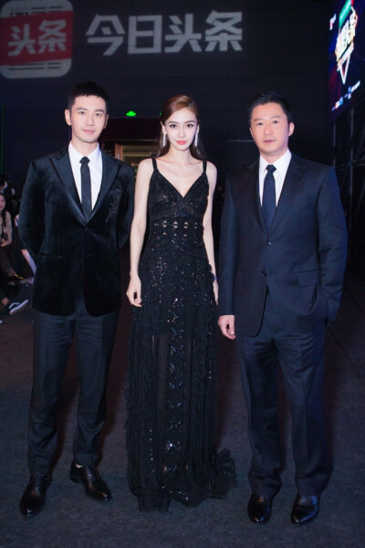 Angelababy 亮相我是头条年度盛典，荣获 “年度人气演员”“最具商业价值明星”荣誉