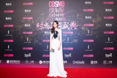 @唐嫣 身着白色复古礼服出席#cosmo时尚美丽盛典#