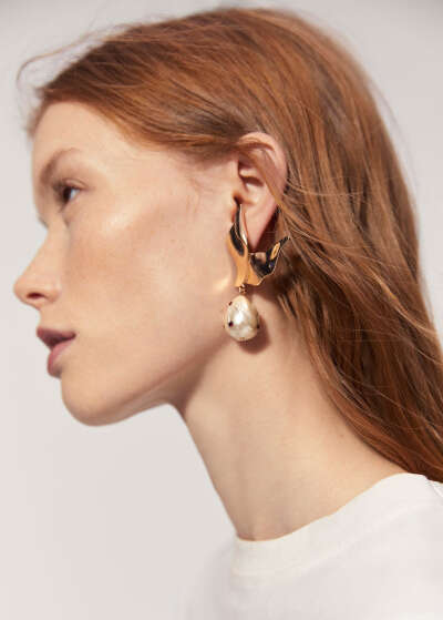 Pearl detail metallic earrings | MANGO