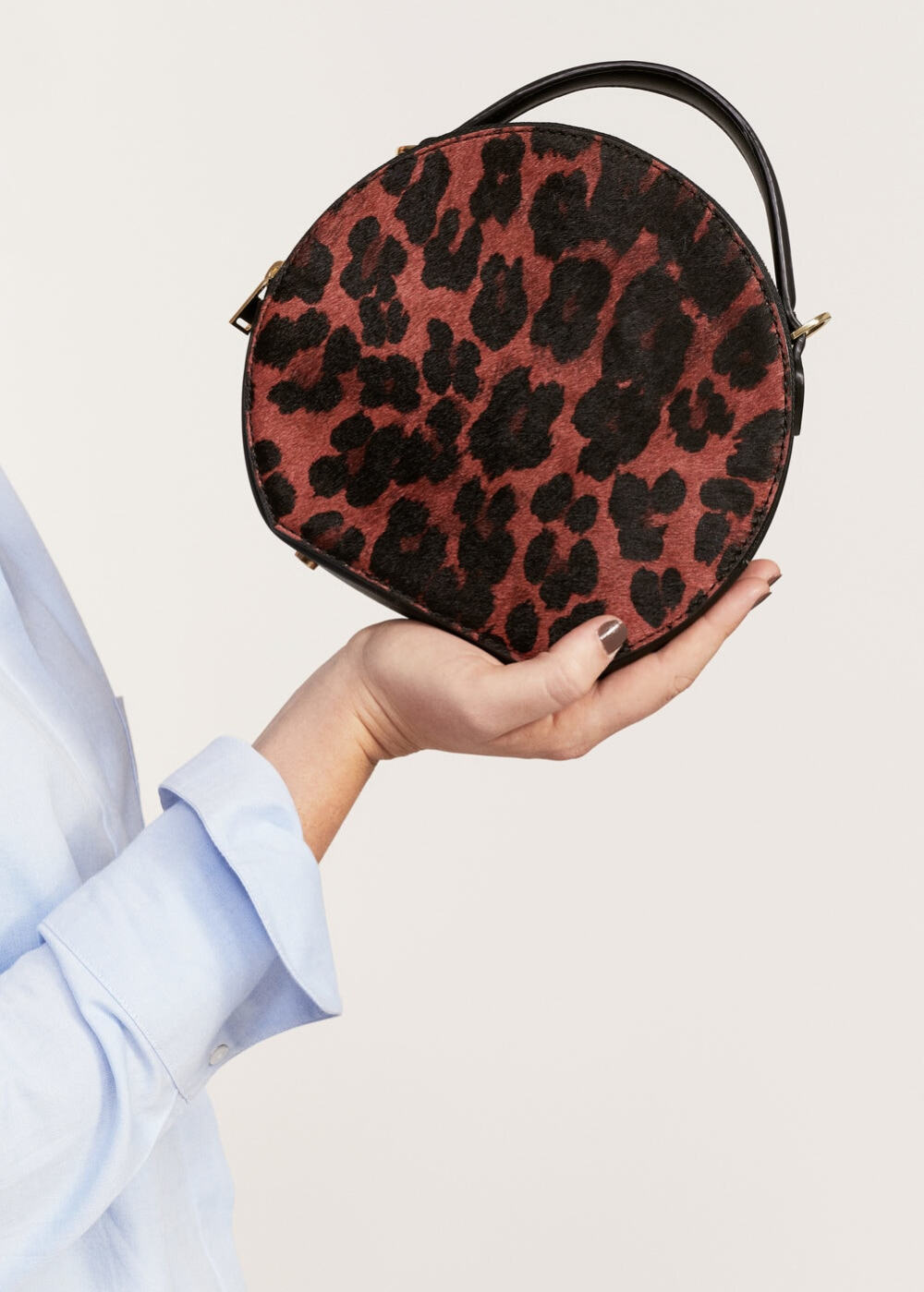 Leopard leather cross body bag | MANGO