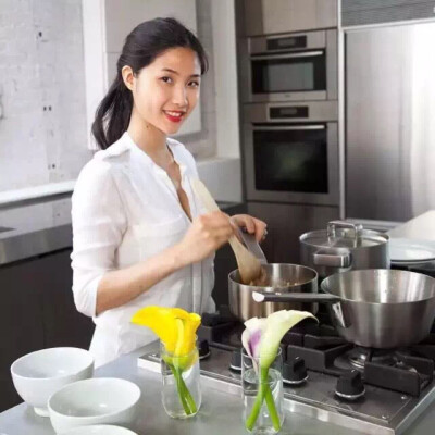 年仅28岁的Daphne Cheng一度是纽约美食界的当红炸子鸡，想要吃她做的蔬食至少需要提前一个月预约。
谈到自己的事业，这个有着黑长头发，笑容温柔的华裔姑娘说：“我觉得成功就是你去做了你想做的，做到了极致，并且…
