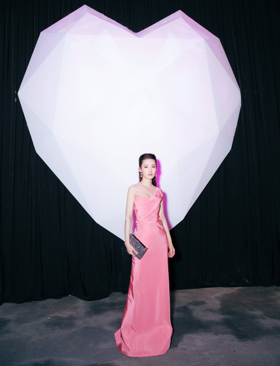 李沁 2017cosmo时尚美丽盛典,荣获"年度美丽偶像"奖项