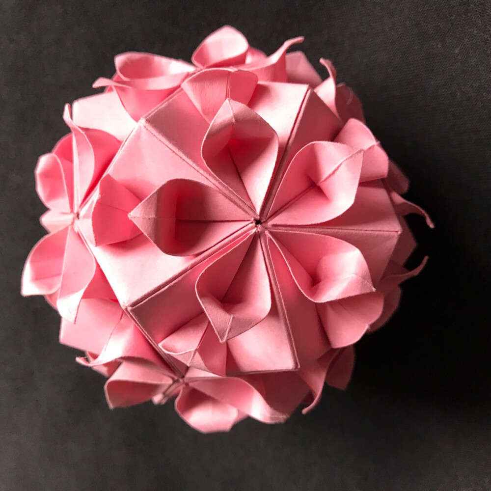 30张纸折出立体花球图片