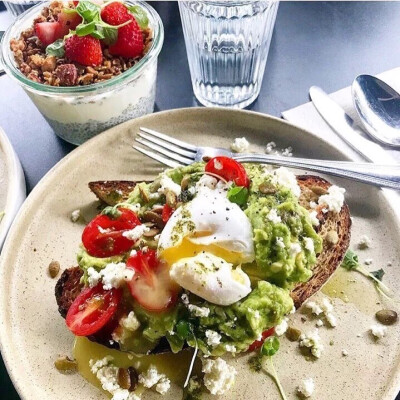 相当教科书的一份Avocado Toast了：Sourdough面包烤得微微脆，充满了谷物的香气和咀嚼感，牛油果熟度刚好，果泥稍稍有点调味也还保留着果肉的质感。点缀着南瓜子和山羊奶酪不仅看起来更好看，吃起来也更有趣味。
