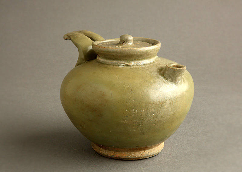 五代十国衡州窑双鱼鋬青瓷壶