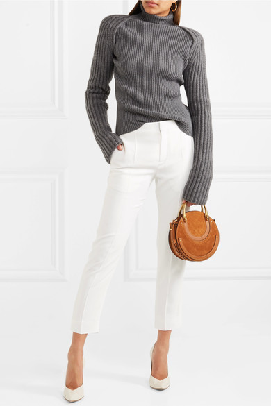 Chloé 这款窄腿裤采用洁净无瑕的白色绉纱制成，正面压痕更能凸显你迷人腿部曲线，隐形拉链细节则确保其廓形极简流畅。九分的裤长恰好露出你纤细双踝，优雅十足。