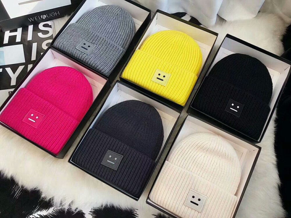 国际轻奢品牌WELAUGH 拿下笑脸正品授权～Beanies 针织毛线帽～针织毛线帽在英文里有个可爱的名字 “Beanies" 像豆子一样的意思，有人说是因为英文里BEAN代表头部, 也有人说是因为他的帽型像颗小豆子的缘故。这种帽子的型式较简单，所以在中古世纪就已经出现类似的款式，当时只有学生与平民会戴这种帽子。也因为这样，这款帽子总是给人蓝领阶级的第一印象。