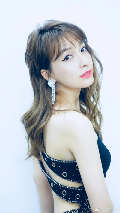 吴昕 2017搜狗IN全景•臻选礼IN风尚，荣获“年度跨界艺人”奖项