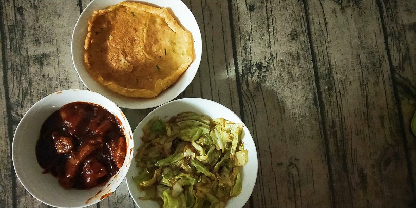 鸡蛋饼，糖醋排骨，手撕包菜