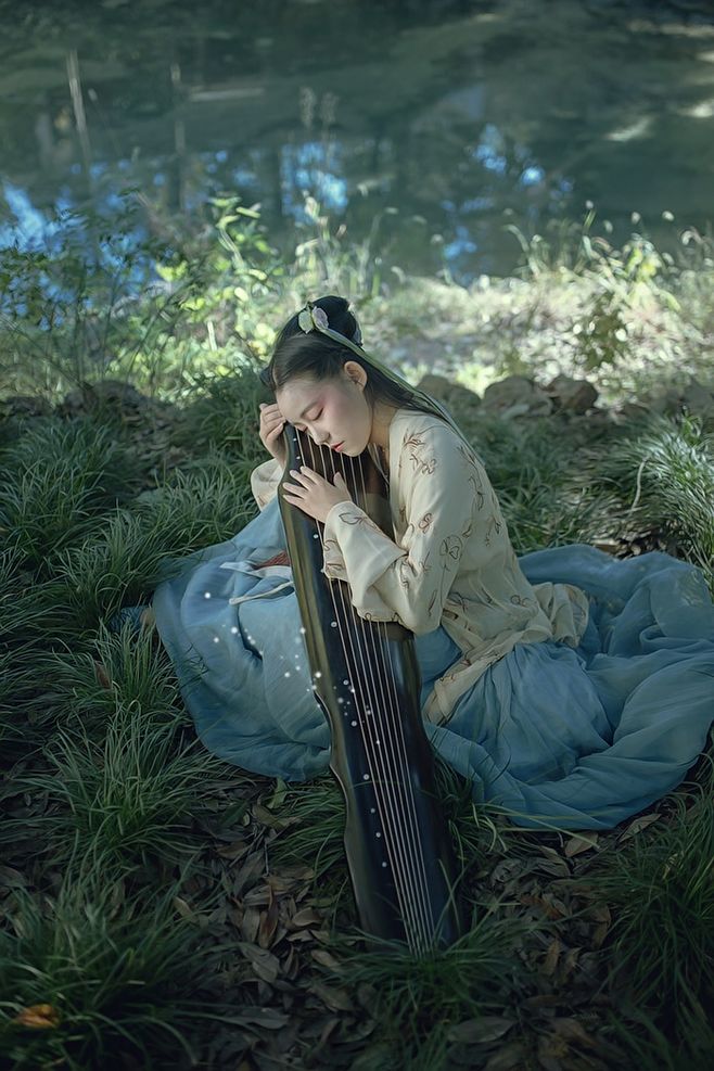 暮雨新停煙浦浥，柳林渡、江舟隔。冷風乍、離情長滿戚。
恨一別，尤憐惜。恨此別、更憐惜。
隴首津亭橫玉笛。目送遠、思鄉客。翳雲月、悲秋鴻雁筆。
著那個、人懷憶。著這個、人懷憶。
