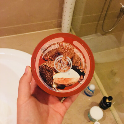 body shop 身体黄油巴西坚果味。特别特别好闻，现在已经停产了，适合极干性肌肤。但是我个人认为他家的身体黄油没有雅顿绿茶好用，但是绿茶太香了，他家的味道选择多都很好闻很适中胜在味道吧