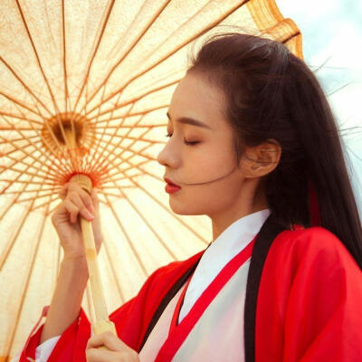 女生头像 散发 微风 古风 油纸伞 侧脸 暖色系 