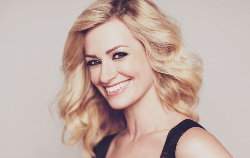 破产姐妹 Caroline Beth Behrs