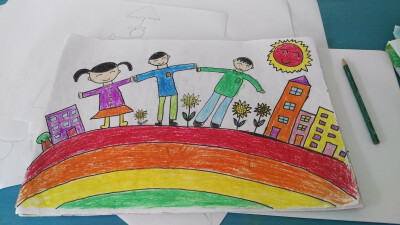 10 手拉手。三个小朋友手拉手站在彩虹上，旁边加上几棟楼房和一些校花点缀。
