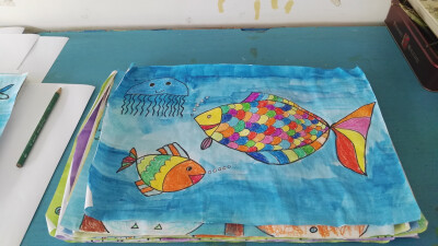 22 海底世界。一条有彩色花纹的鱼，一条有彩色纹理的鱼，一条简单的水母。水母的颜色涂错了。