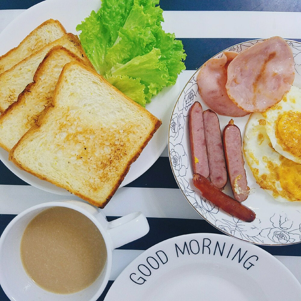 (早餐)切片面包＋香肠＋火腿＋煎鸡蛋＋生菜＋沙拉酱＋奶茶。三明治变二明治，三片吃不完哈哈 下厨房app:小小橙王