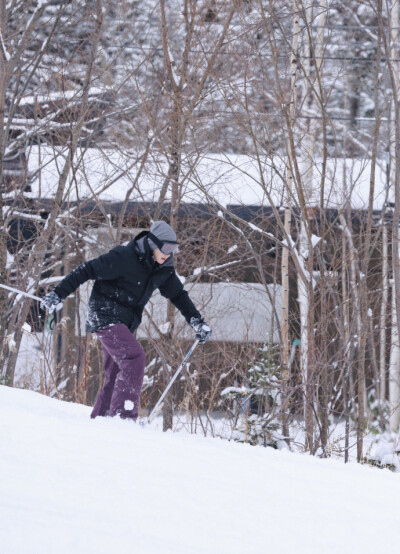 若逢新雪初霽 滿月當(dāng)空 下面平鋪著皓影 上面流轉(zhuǎn)著亮銀 而你帶笑地向我步來 月色與雪色之間 你是第三種絕色 《絕色》——余光中