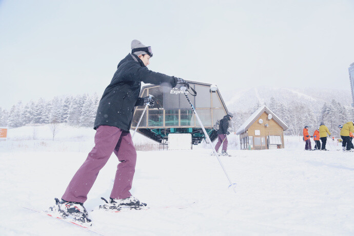 若逢新雪初霽 滿月當(dāng)空 下面平鋪著皓影 上面流轉(zhuǎn)著亮銀 而你帶笑地向我步來 月色與雪色之間 你是第三種絕色 《絕色》——余光中